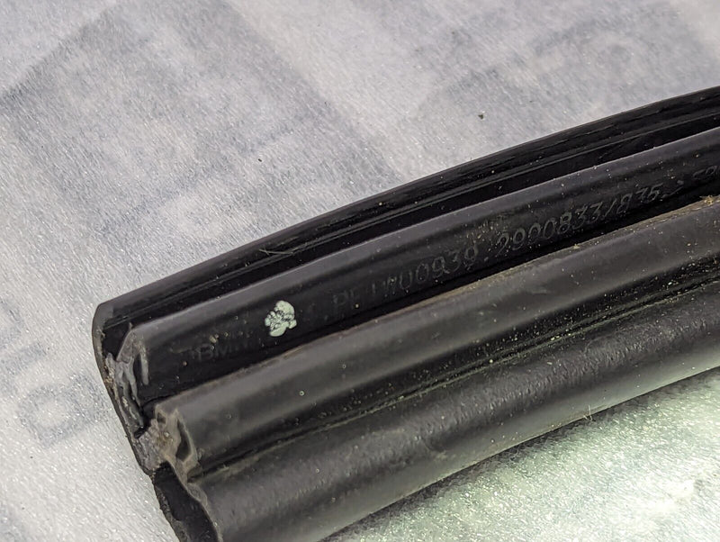 BMW X1 E84 09-15 FRONT DOOR RUBBER SEAL GENUINE 2990833