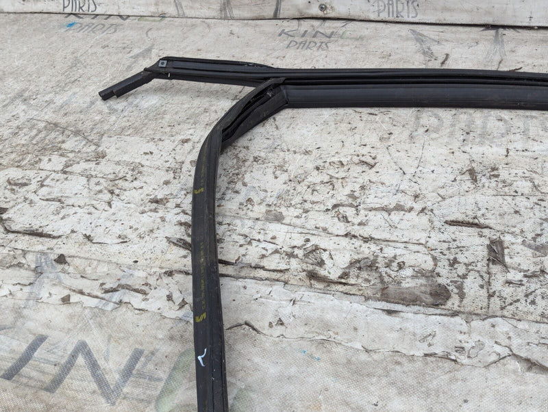 SKODA KAROQ NU7 17-21 FRONT RIGHT O/S DOOR WINDOW GUIDE SEAL 575837431M GENUINE