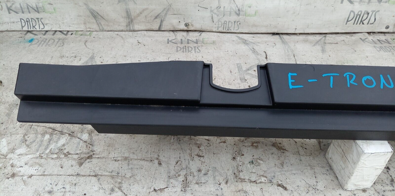 AUDI E-TRON 2018-ON BOOT RIGHT O/S LOWER INNER TRIM PANEL 4KE861828A GENUINE