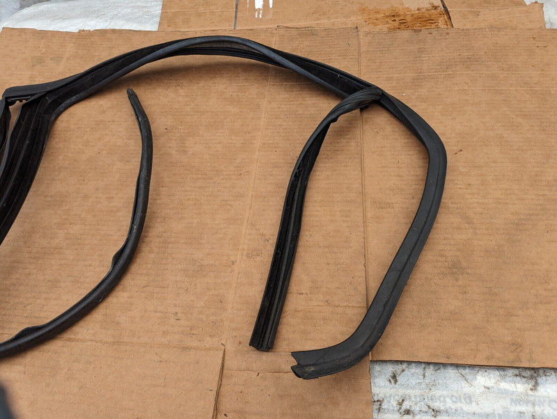 VW GOLF MK7 2012-2020 REAR DOOR LEFT N/S WINDOW GUIDE SEAL GASKET 5G68394315AP