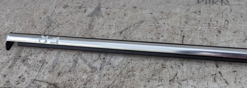 SKODA KAROQ NU7 17-21 FRONT RIGHT O/S DOOR WINDOW TOP MOLDING STRIP TRIM GENUINE