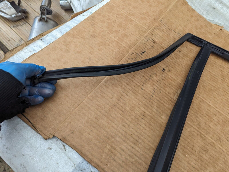 BMW X1 E84 09-15 REAR RIGHT O/S DOOR WINDOW GUIDE SEAL GASKET 2990320