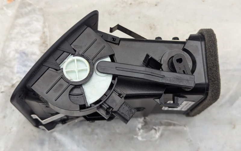 MERCEDES-BENZ C-CLASS W204 07-11 FRONT LEFT PASSENGER N/S AIR VENT A2048301354
