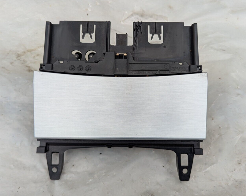 MERCEDES-BENZ C-CLASS W204 07-11 CENTER CONSOLE ASHTRAY W/SOCKET 12V A2046801350