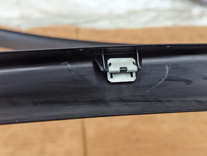 BMW X1 E84 09-15 FRONT LEFT N/S DOOR WINDOW FRAME COVER GENUINE 2990589