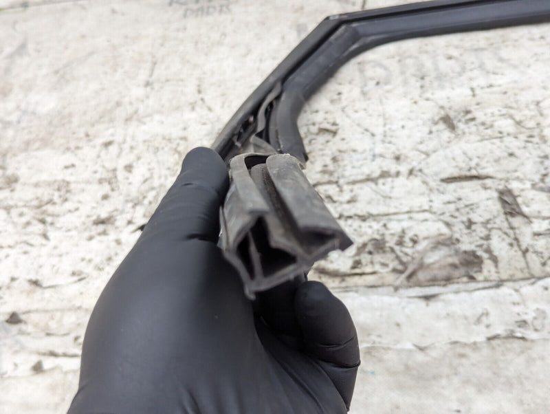 SKODA KAROQ NU7 17-21 REAR RIGHT O/S DOOR WINDOW GUIDE SEAL 575839431Q GENUINE