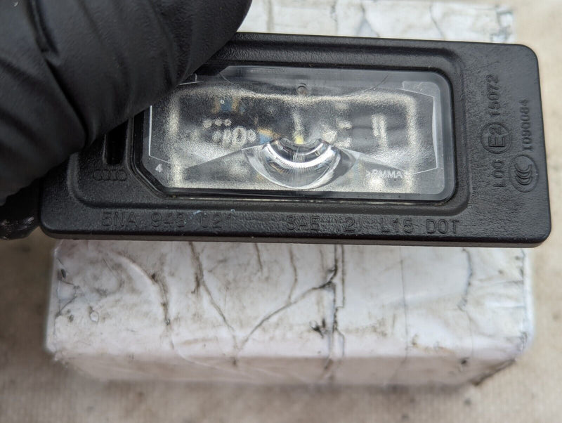 SKODA KAROQ NU7 2017-2021 NUMBER PLATE LED LIGHT 5NA943021 GENUINE