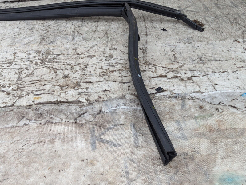 SKODA KAROQ NU7 17-21 FRONT LEFT N/S DOOR WINDOW GUIDE SEAL 575837431M GENUINE