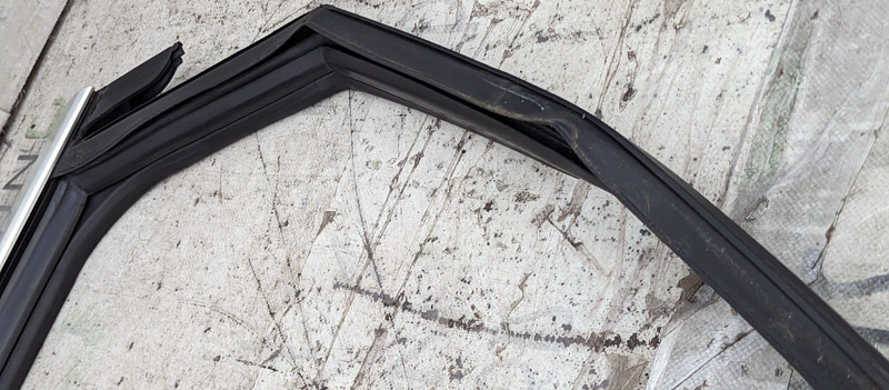 AUDI E-TRON 2018-ON REAR LEFT N/S DOOR WINDOW GUIDE 4KE839431 GENUINE