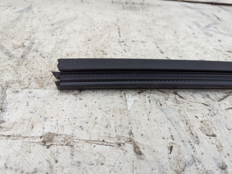 AUDI E-TRON 2018-ON RIGHT O/S DOOR WINDOW SLOT SEAL TRIM 4KE839475 GENUINE