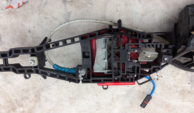 BMW 3 SERIES F30 11-19 FRON LEFT N/S DOOR HANDLE CARRIER W/DOOR LOCK MECHANISM