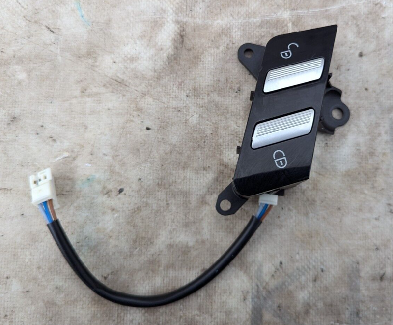 MERCEDES S CLASS W221 06-13 FRONT RIGHT O/S DOOR LOCK SWITCH A2218213151 GENUINE