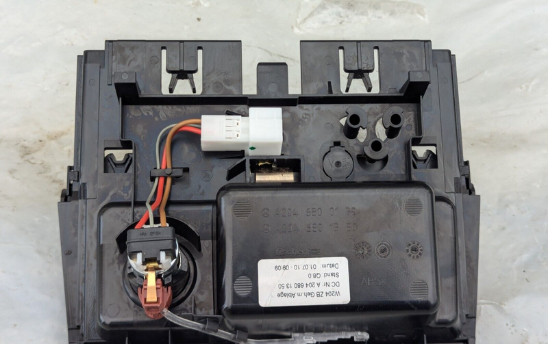 MERCEDES-BENZ C-CLASS W204 07-11 CENTER CONSOLE ASHTRAY W/SOCKET 12V A2046801350