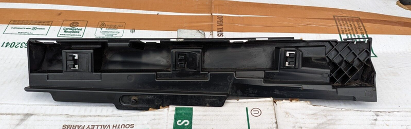 BMW 3 SERIES F30 2011-2019 RIGHT O/S SIDE SKIRTING MOUNT BRACKET 7256920 GENUINE