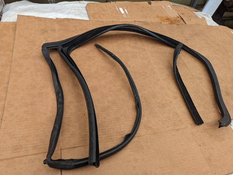 VW GOLF MK7 2012-2020 REAR DOOR LEFT N/S WINDOW GUIDE SEAL GASKET 5G68394315AP