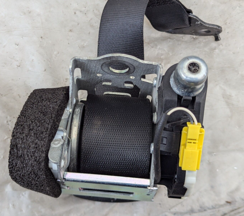 MERCEDES C-CLASS W204 07-11 REAR RIGHT O/S SEAT BELT A2048608285/9C GENUINE