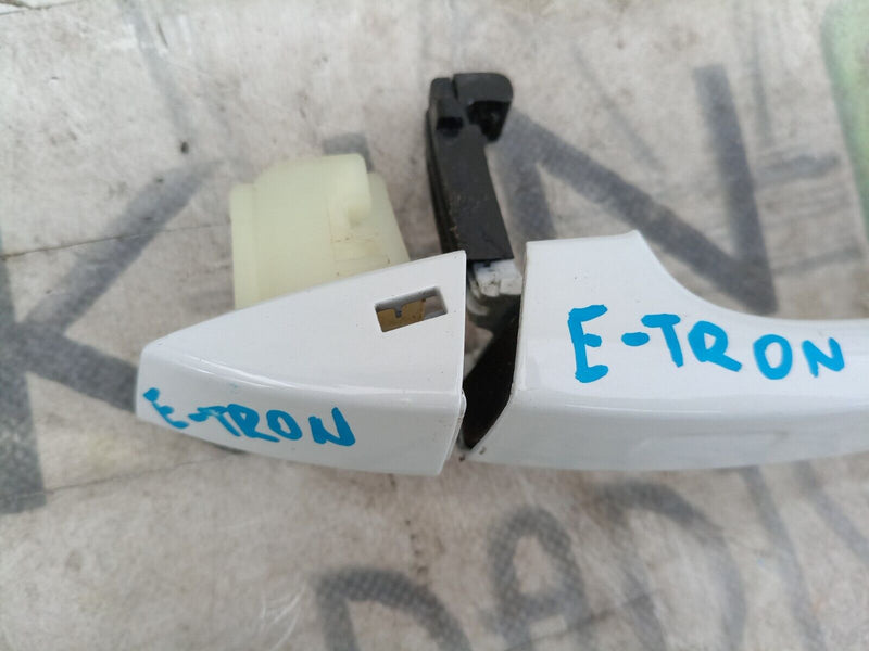 AUDI E-TRON 2018-ON FRONT LEFT N/S EXTERIOR DOOR HANDLE 4M8837205B GENUINE