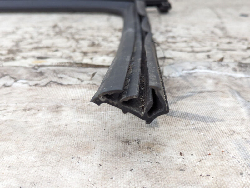 SKODA KAROQ NU7 17-21 REAR RIGHT O/S DOOR WINDOW GUIDE SEAL 575839431Q GENUINE