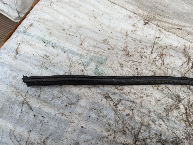 BMW X1 E84 09-15 WINDSHIELD COVER RUBBER SEAL GENUINE 2990024