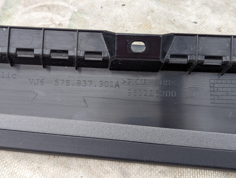 SKODA KAROQ NU7 17-2021 FRONT LEFT N/S DOOR WINDOW FRAME TRIM 575837901A GENUINE