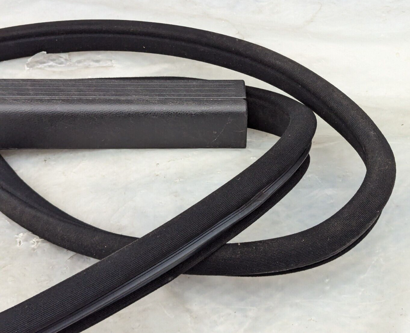 MERCEDES C-CLASS W204 07-11 FRONT LEFT N/S DOOR RUBBER GASKET SEAL A2046970951