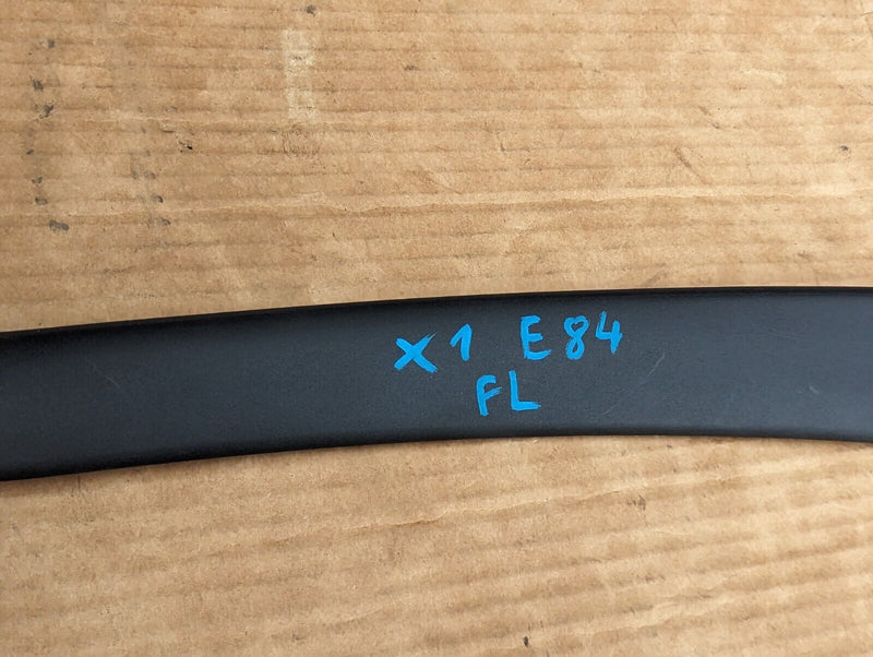 BMW X1 E84 09-15 FRONT LEFT N/S DOOR WINDOW FRAME COVER GENUINE 2990589