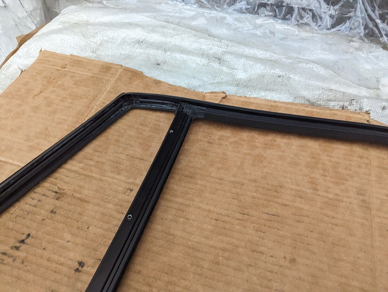 BMW X1 E84 09-15 REAR DOOR LEFT N/S WINDOW GUIDE SEAL GASKET GENUINE 2990319