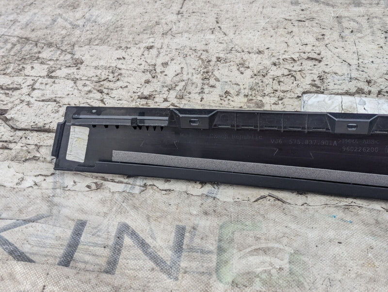 SKODA KAROQ NU7 17-2021 FRONT LEFT N/S DOOR WINDOW FRAME TRIM 575837901A GENUINE