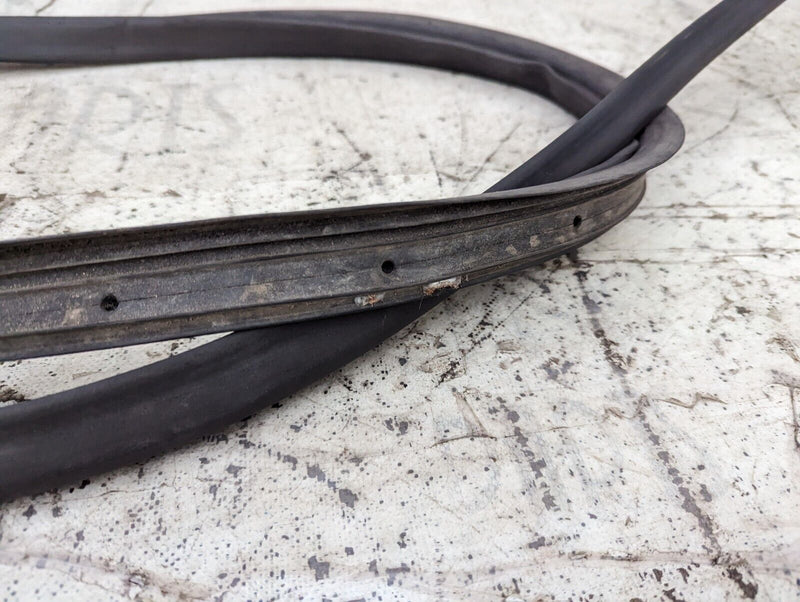 AUDI E-TRON 2018-ON RIGHT O/S DOOR WINDOW GUIDE SEAL GASKET 4KE833178 GENUINE