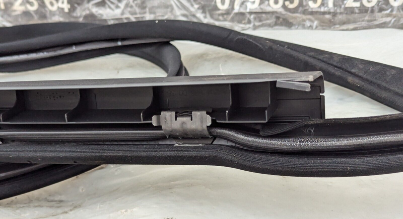 MERCEDES C-CLASS W204 07-11 FRONT RIGHT O/S DOOR RUBBER GASKET SEAL A2046971051