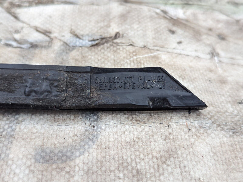 SKODA KAROQ NU7 17-21 FRONT LEFT N/S DOOR WINDOW SLIDING GUIDE 5J0837477 GENUINE