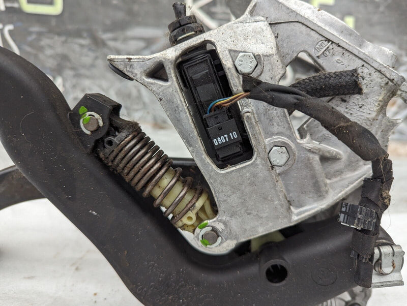 BMW X1 E84 09-15 2.0 MANUAL TRANSMISSION PEDAL BOX GENUINE 6779378