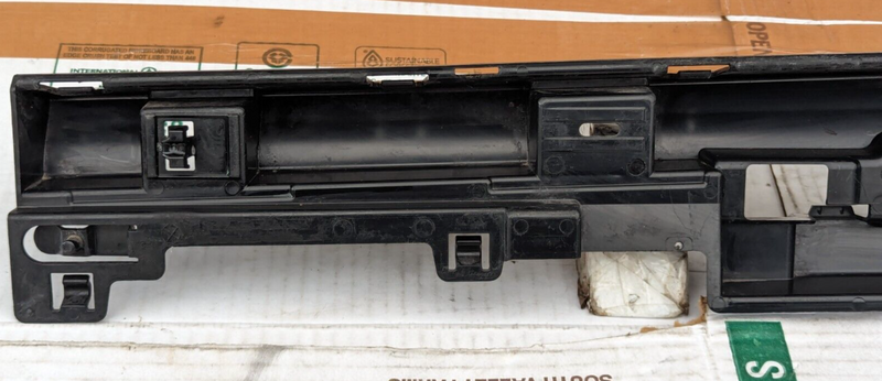 BMW 3 SERIES F30 2011-2019 RIGHT O/S SIDE SKIRTING MOUNT BRACKET 7256918 GENUINE