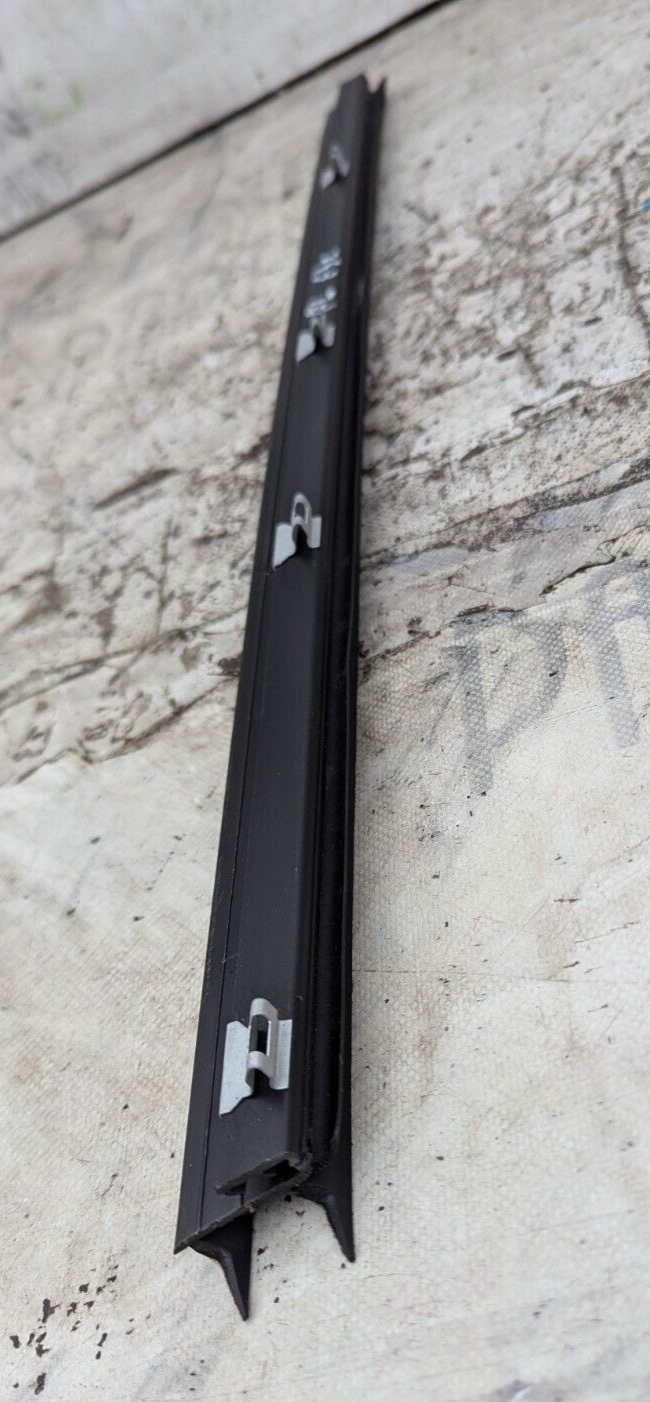 BMW 3 SERIES F30 11-19 FRONT LEFT N/S INSIDE DOOR WINDOW CHANNEL SEALING STRIP