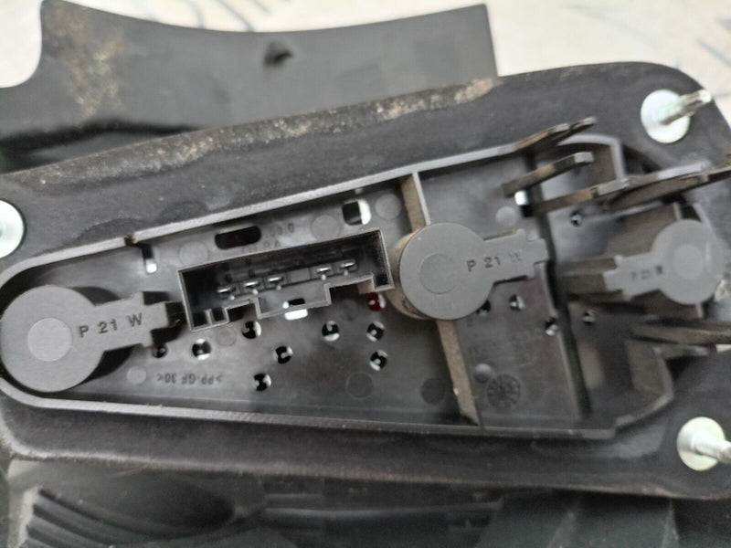 BMW X1 E84 2009-12 GENUINE REAR LIGHT DRIVER SIDE OUTER 03424600