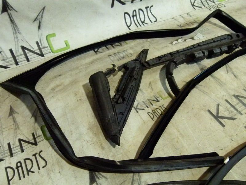 RANGE ROVER SPORT L494 FRONT RIGHT WINDOW RUBBER SEAL GENUINE DK6221596A