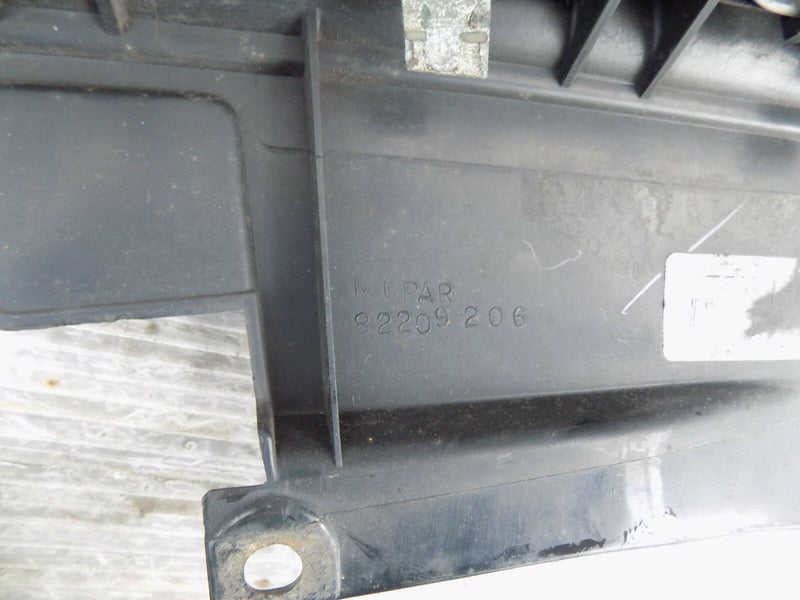 JEEP GRAND CHEROOKE MK3 (WK) 2005-2007 FRONT BUMPER CENTRE RADIATOR GRILL