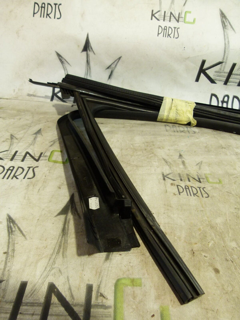 AUDI A4 S4 8W B9 2016-ON FRONT RIGHT DOOR FRAME SEAL TRIM SET 8W0867610