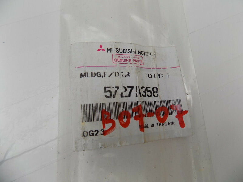 MITSUBISHI FRONT RIGHT DOOR MOULDING STRIP 5727A358 /B07-07