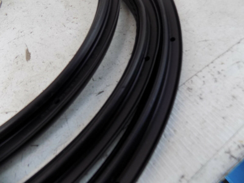 AUDI A6 4F C6 05-11 REAR LEFT RIGHT OUTER RUBBER DOOR SEAL 4F0 839 911 (S24-13)