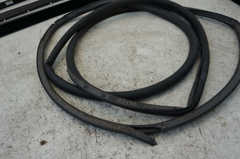 BMW 5 SERIES E60 M5 2003-2010 FRONT RIGHT DOOR TRIM STRIP MOULDING SEAL KIT