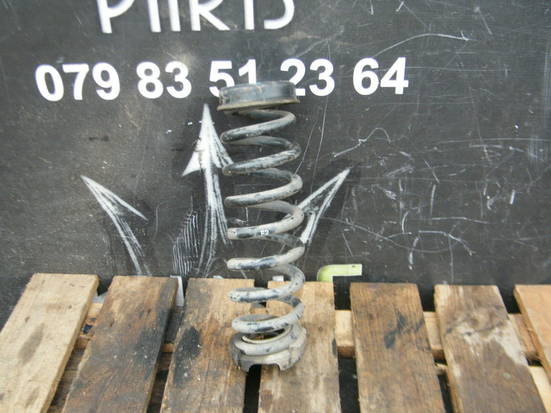 BMW 3 E91 09-11Estate REAR SUSPENSION SPRING COIL MOUNT COVER BRACKET RIGHT SIDE