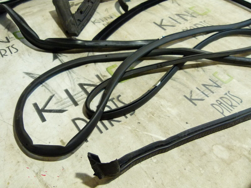 RANGE ROVER SPORT L494 FRONT RIGHT WINDOW RUBBER SEAL GENUINE DK6221596A