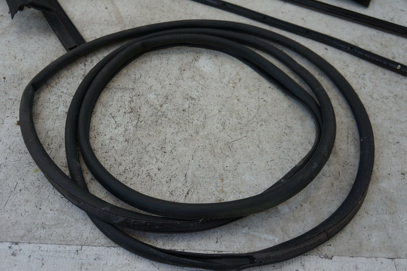 BMW 5 SERIES E60 M5 2003-2010 FRONT LEFT DOOR TRIM STRIP MOULDING SEAL KIT