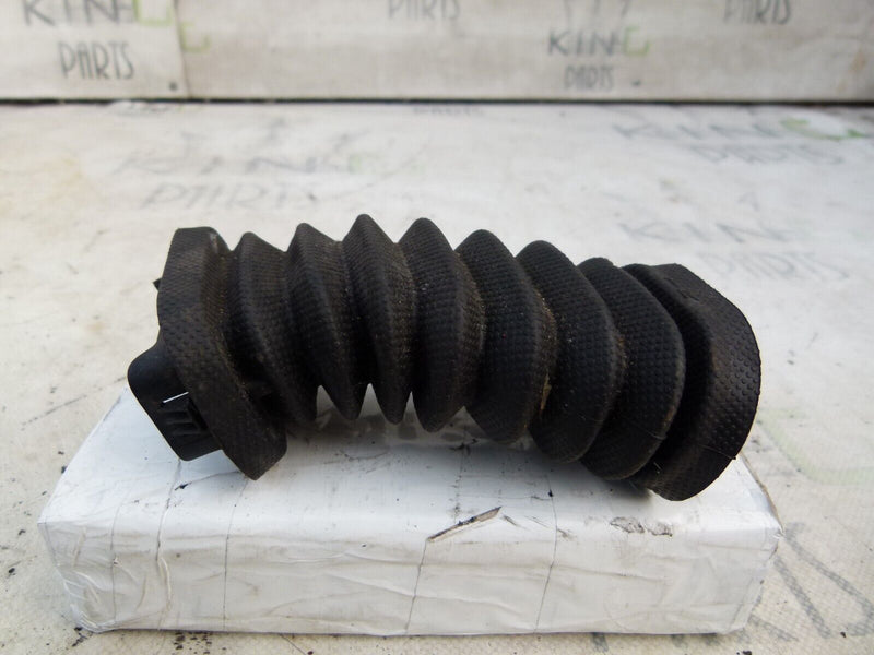 MERCEDES C W204 2007-11 FRONT LEFT DOOR RUBBER GROMMET GENUINE A2048210197