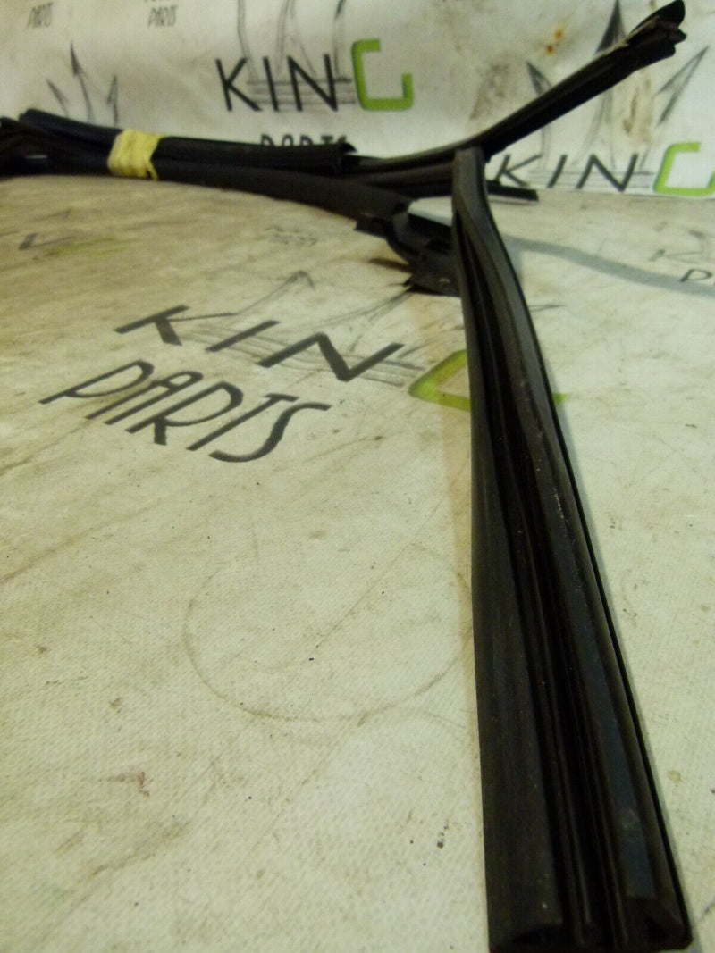 AUDI A4 S4 8W B9 2016-ON FRONT RIGHT DOOR FRAME SEAL TRIM SET 8W0867610