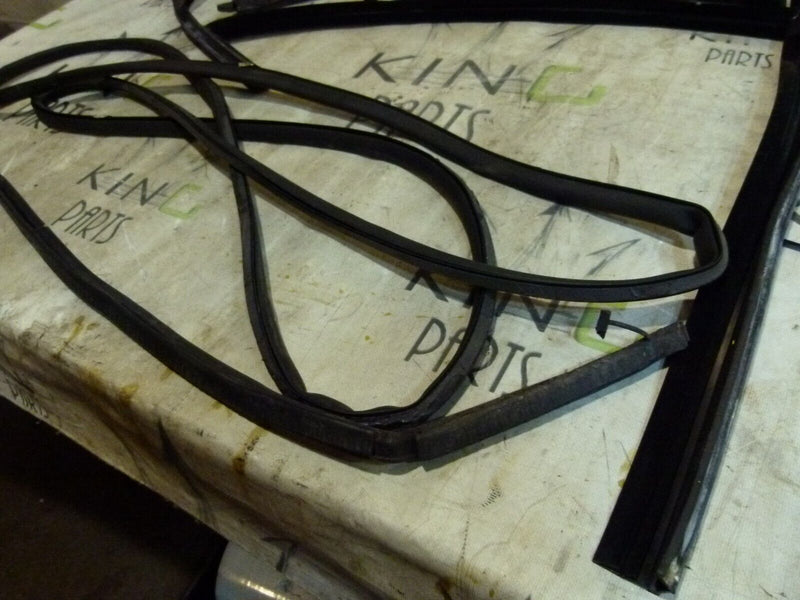 RANGE ROVER SPORT L494 FRONT RIGHT WINDOW RUBBER SEAL GENUINE DK6221596A