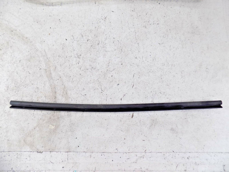 Volvo V50 850 Door seal left side rear Body lower 9133593 (S23-09)