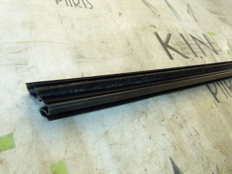 RENAULT CAPTUR 2020-ON FRONT RIGHT DOOR WINDOW GLASS SEAL STRIP 7975