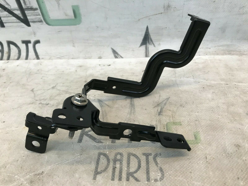 HYUNDAI i30 2017-21 FRONT BUMPER FOG LIGHT HALOGEN BRACKET RIGHT DRIVER SIDE